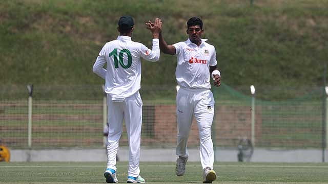 নাসুম-মুশফিকদের বোলিং ছাপিয়ে তিনশ ছাড়িয়ে ক্যারিবিয়ানরা