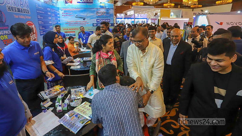 সোনারগাঁও হোটেলে বৃহস্পতিবার তিন দিনের পর্যটন মেলা `ঢাকা ট্রাভেল মার্ট' উদ্বোধন শেষে বিভিন্ন স্টল ঘুরে দেখেন সংস্কৃতি প্রতিমন্ত্রী কে এম খালিদসহ অতিথিরা। ছবি: আসিফ মাহমুদ অভি