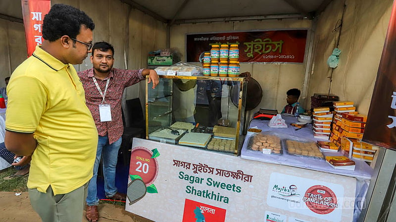 সাতক্ষীরার ঐতিহ্যবাহী ছানার তৈরি বিভিন্ন ধরনের মিষ্টির স্বাদ নেওয়া যাবে মুজিব’স বাংলাদেশ ফুড ফেস্টিভ্যালে। ছবি: আসিফ মাহমুদ অভি