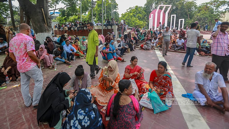 ঢাকা বিশ্ববিদ্যালয়ে শনিবার কলা, সামাজিক বিজ্ঞান ও আইন অনুষদের ভর্তি&amp;nbsp; পরীক্ষা চলাকালে কেন্দ্রীয় শহীদ মিনার অভিভাবকদের অপেক্ষা।&amp;nbsp;ছবি: তাওহীদুজ্জামান তপু