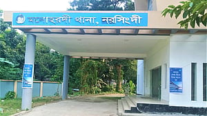 নরসিংদীতে কাপড় কিনতে যাওয়ার পথে প্রাণ গেল ব্যবসায়ীর