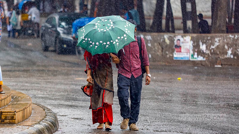 ঢাকা বিশ্ববিদ্যালয়ের টিএসসি এলাকায় ছাতা মাথায় গুঁড়িগুঁড়ি বৃষ্টিতে রাস্তায় নামেন অনেকে।&amp;nbsp;ছবি: মাহমুদ জামান অভি