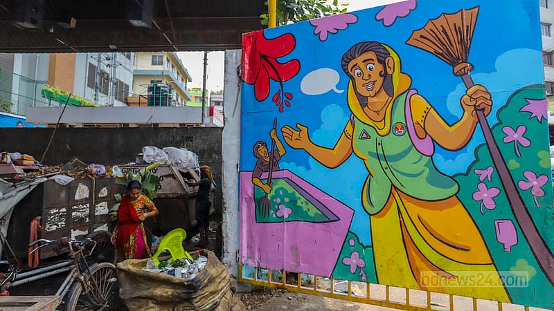 মিরপুর বধ্যভূমি এলাকায় অবস্থিত এসটিএসের ফটকের দুই পাশেই দেখা যায় দৃষ্টিনন্দন নকশা। ছবি: আসিফ মাহমুদ অভি