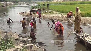 করতোয়ায় ভেসে উঠছে মরা মাছ 