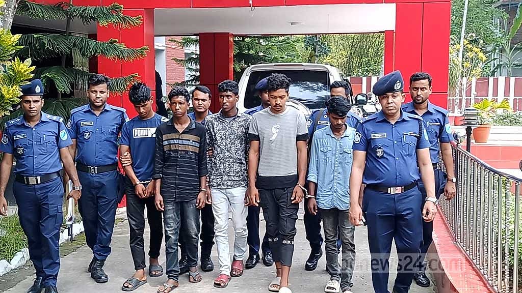রাজবাড়ীতে স্কুল শিক্ষক হত্যা: অস্ত্র-গুলিসহ ৫ তরুণ গ্রেপ্তার