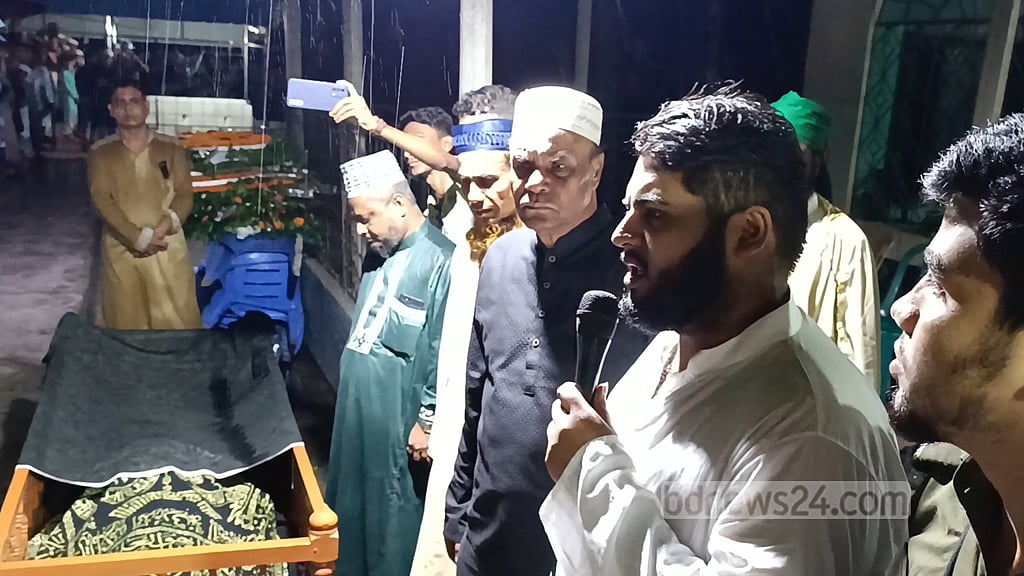 বাবার পাশে চিরনিদ্রায় চিত্রনায়ক ফারুক