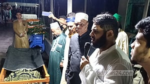 বাবার পাশে চিরনিদ্রায় চিত্রনায়ক ফারুক