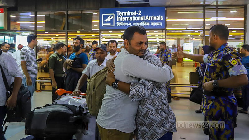 ঢাকার শাহজালাল আন্তর্জাতিক বিমানবন্দরে শুক্রবার সুদান ফেরত এক প্রবাসী স্বজনকে পেয়ে জড়িয়ে ধরেন। শুক্রবার সৌদি আরব&amp;nbsp;হয়ে ঢাকায় ফেরেন ২৬২ বাংলাদেশি। ছবি: আসিফ মাহমুদ অভি