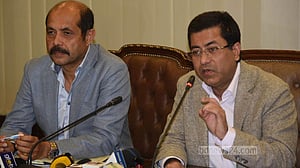 এ বছরই ঢাকায় নামবে ১০০ ইলেকট্রিক বাস: মেয়র তাপস