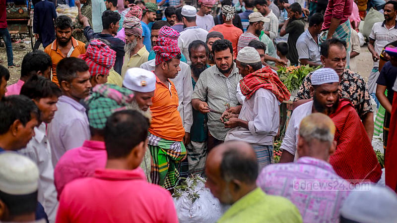 জ্যৈষ্ঠের শুরুতে ঢাকার বাদামতলী পাইকারি ফলের বাজারে মৌসুমি ফল কিনতে ক্রেতাদের ভিড়।&amp;nbsp;ছবি: তাওহীদুজ্জামান তপু