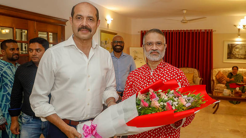 বর্ষবরণ অনুষ্ঠানে এসে বিডিনিউজ টোয়েন্টিফোর ডটকমের প্রধান সম্পাদক তৌফিক ইমরোজ খালিদীর সঙ্গে ঢাকা উত্তর সিটি করপোরেশনের মেয়র আতিকুল ইসলাম।