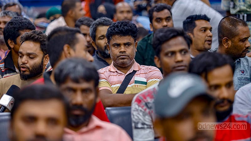 শাহজালাল আন্তর্জাতিক বিমানবন্দরে সোমবার সুদান থেকে ফেরা বাংলাদেশিদের প্রথম দল।&amp;nbsp;ছবি: মাহমুদ জামান অভি