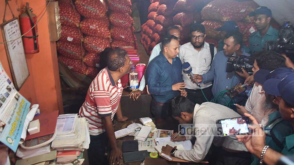 খাতুনগঞ্জে পেঁয়াজের দাম বাড়াচ্ছে ‘অসাধু ব্যবসায়ী ও মধ্যস্বত্বভোগীরা’