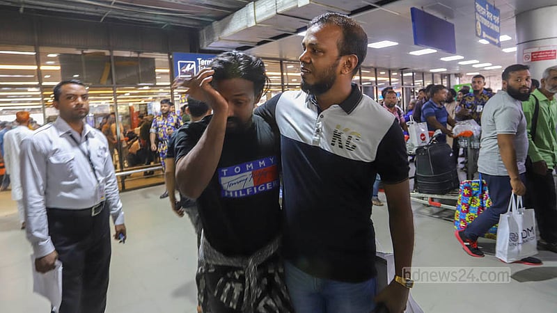 ঢাকার শাহজালাল আন্তর্জাতিক বিমানবন্দরে শুক্রবার সুদান ফেরত এক প্রবাসী স্বজনকে পেয়ে জড়িয়ে ধরেন। শুক্রবার সৌদি আরব&amp;nbsp;হয়ে ঢাকায় ফেরেন ২৬২ বাংলাদেশি। ছবি: আসিফ মাহমুদ অভি
