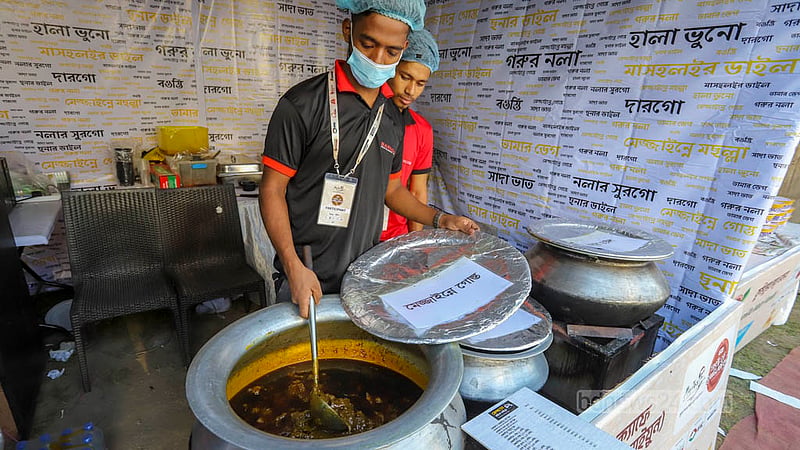 মুজিব’স বাংলাদেশ ফুড ফেস্টিভ্যালে পাওয়া যাবে চট্টগ্রাম অঞ্চলের ঐতিহ্যবাহী মেজবান। ছবি: আসিফ মাহমুদ অভি