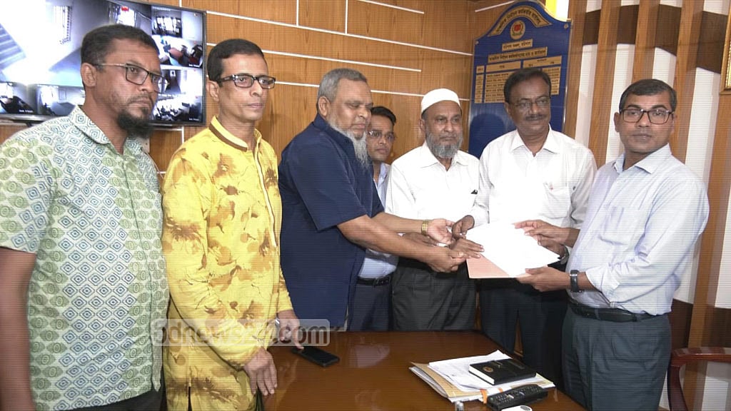 বরিশাল সিটি নির্বাচন: খোকন সেরনিয়াবাতের মনোনয়নপত্র সংগ্রহ