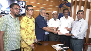 বরিশাল সিটি নির্বাচন: খোকন সেরনিয়াবাতের মনোনয়নপত্র সংগ্রহ