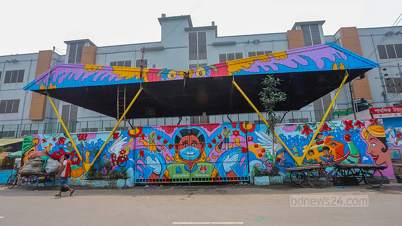 ঢাকার মিরপুর বধ্যভূমির পাশে বর্জ্য ব্যবস্থাপনার সেকেন্ডারি ট্রান্সফার স্টেশন (এসটিএস) কিছুদিন আগেও ছিল দৃষ্টিকটূ। দৃষ্টিনন্দন অঙ্কনের মাধ্যমে সেই জায়গাটিরই পরিবেশ পাল্টে দিয়েছে ঢাকা উত্তর সিটি করপোরেশন (ডিএনসিসি)। ছবি: আসিফ মাহমুদ অভি