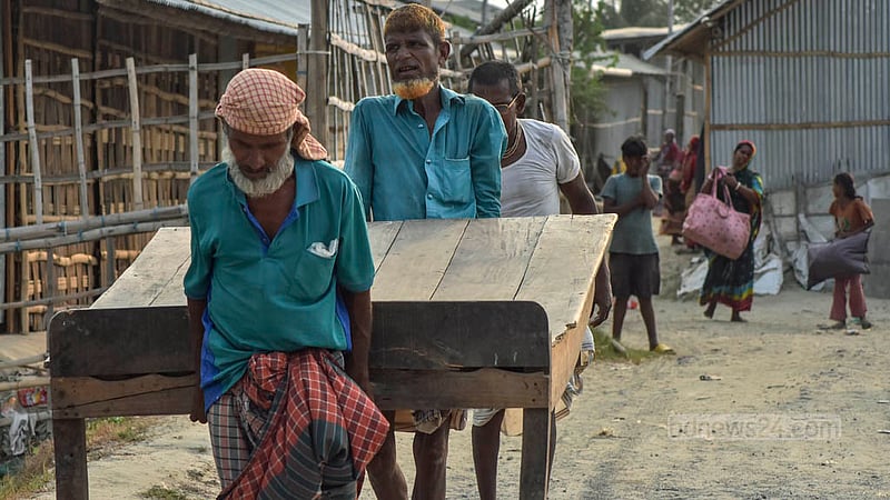 চট্টগ্রাম বেড়িবাঁধ এলাকার আকমল আলী ঘাটের জেলেরা নিরাপদ স্থানে যাওয়ার সময় প্রয়োজনীয় জিনিসপত্র সঙ্গে নিয়ে যাচ্ছেন।&amp;nbsp;ছবি: সুমন বাবু