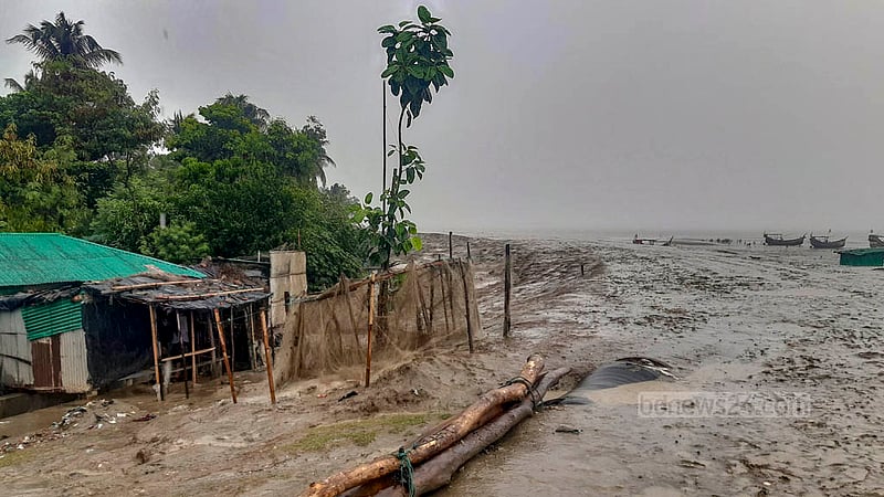 ঘূর্ণিঝড় মোখার প্রভাবে রোববার সকালে থেকে বৃষ্টি ঝরে টেকনাফে, বিকালে ঘূর্ণিঝড়টি পুরোপুরি উপকূল অতিক্রম করে।