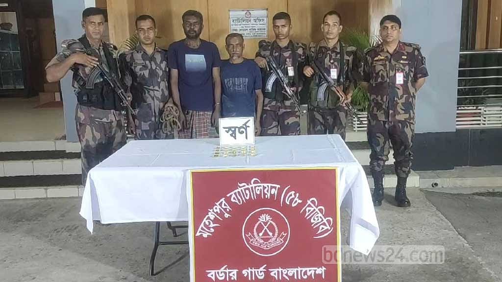 ঝিনাইদহে ‘পাচারের সময়’ সোয়া দুই কেজি স্বর্ণসহ আটক ২