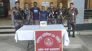ঝিনাইদহে ‘পাচারের সময়’ সোয়া দুই কেজি স্বর্ণসহ আটক ২