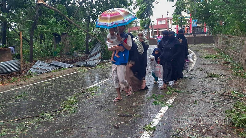 অতি প্রবল ঘূর্ণিঝড় মোখার আঘাতের পর বিপদের শঙ্কা কেটে যাওয়ায় রোববার বিকালে আশ্রয় কেন্দ্র থেকে বাড়ি ফিরতে শুরু করে মানুষ।&amp;nbsp;ছবি: জসিম মাহমুদ