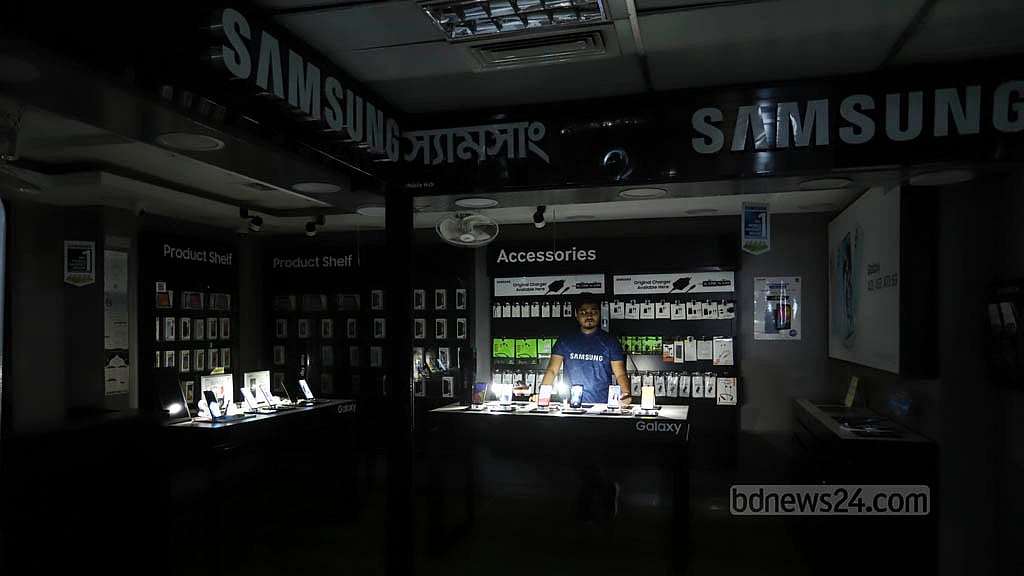 এলএনজি বন্ধে দ্বিমুখী ভোগান্তি, ঘরে-কারখানায় গ্যাস-বিদ্যুতের সংকট