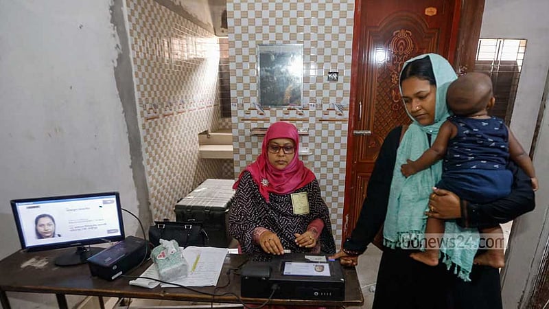 মাদরাসাতুল ইসলাম টঙ্গী ও শামছুন্নাহার মহিলা মাদ্রাসা কেন্দ্রে শিশুসন্তানকে কোলে নিয়ে ভোট দেন এক নারী।&amp;nbsp;ছবি: মাহমুদ জামান অভি