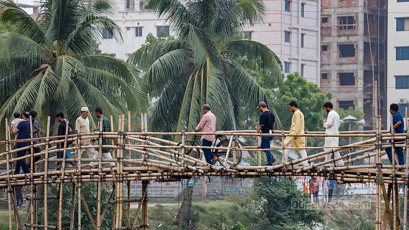 মেরাদিয়া বাজারের পাশে রামপুরা খালের উপর দিয়ে আফতাব নগরের বাসিন্দারা বাঁশের সাঁকো দিয়ে সাইকেল নিয়েও পার হন। এ সাঁকোর কাঠামো বেশ মজবুত।&amp;nbsp;ছবি: মাহমুদ জামান অভি
