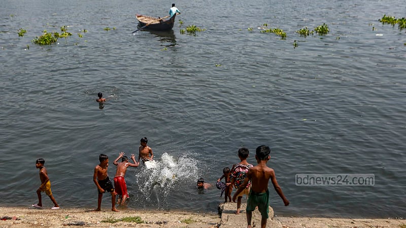 ঢাকার তাপমাত্রা আবার ৪০ ডিগ্রির কাছাকাছি যাওয়ার অবস্থায় সোমবার ভর দুপুরে ঢাকার বুড়িগঙ্গা নদীর পানিতে স্বস্তির খোঁজে শিশুরা দলবেঁধে গোসলে নামছে।&amp;nbsp;ছবি: তাওহীদুজ্জামান তপু