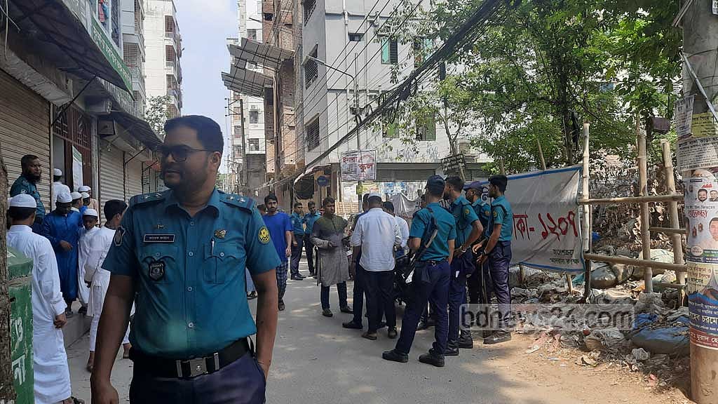 মসজিদ পরিচালনার নেতৃত্ব নিয়ে ক্ষোভ: পুলিশি পাহারায় জুমার নামাজ