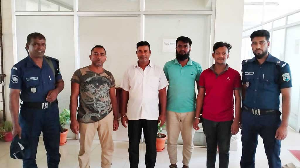 কর্ণফুলী নদীতে জাহাজ থেকে ভোজ্য তেল ‘স্থানান্তর’, গ্রেপ্তার ৪