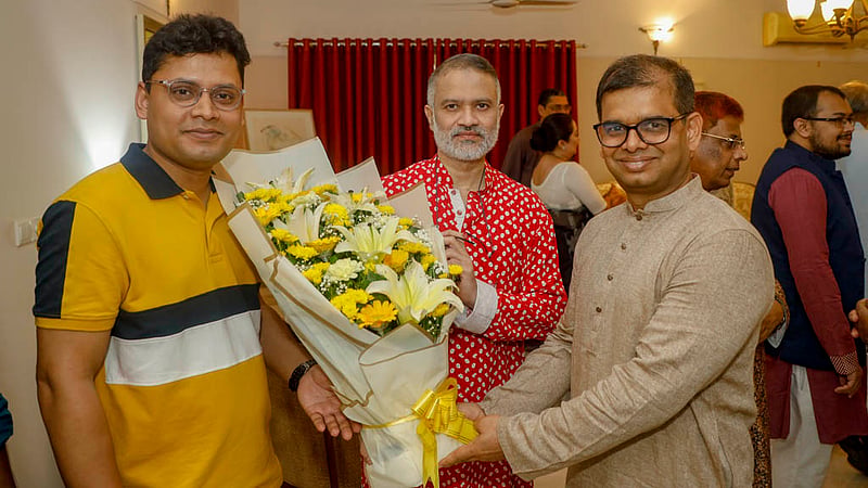 বর্ষবরণ অনুষ্ঠানে বিডিনিউজ টোয়েন্টিফোর ডটকমের প্রধান সম্পাদক তৌফিক ইমরোজ খালিদীকে শুভেচ্ছার ফুল তুলে দেন নগদ’র হেড অব পাবলিক কমিউনিকেশন্স মোহাম্মদ জাহিদুল ইসলাম সজল।