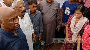 বখাটের হাতে খুন হওয়া স্কুলছাত্রী মুক্তির বাড়িতে প্রতিমন্ত্রী
