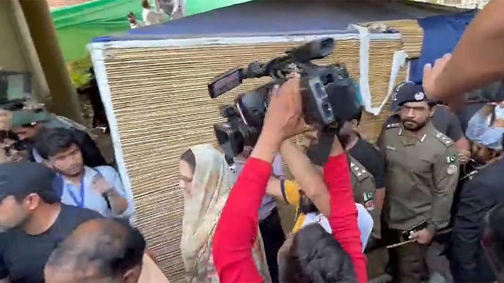 ইমরানের বাড়ি থেকে শূন্য হাতে ফিরেছে প্রতিনিধি দল