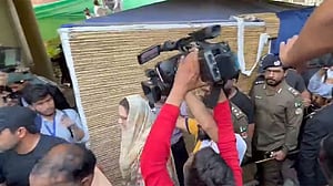 ইমরানের বাড়ি থেকে শূন্য হাতে ফিরেছে প্রতিনিধি দল