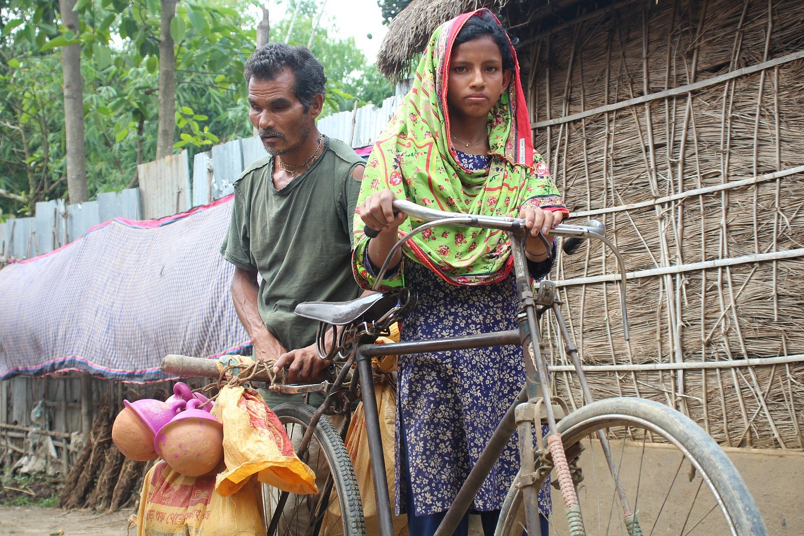 মাটির বাসন বেচে চলছে রিনা রানির পরিবার