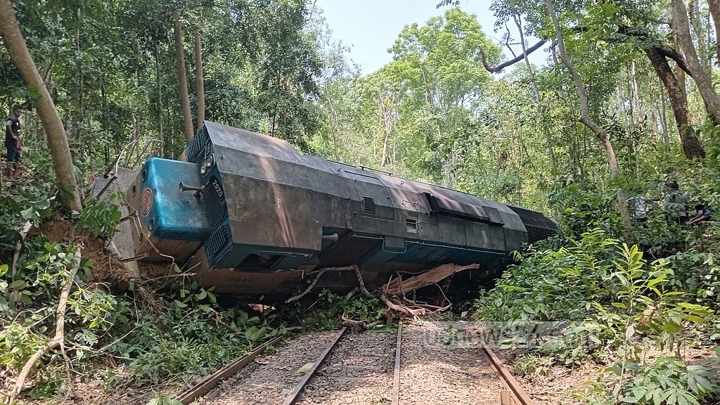 লাউয়াছড়ায় ট্রেনের ইঞ্জিন-বগি লাইনচ্যুত: সিলেটের সঙ্গে রেল যোগাযোগ বন্ধ