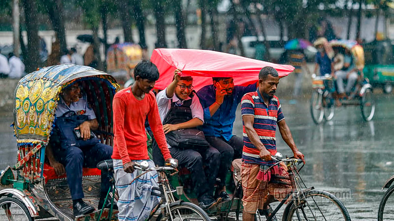 ঢাকা বিশ্ববিদ্যালয়ের টিএসসি এলাকায় বুধবার দুপুরের গুঁড়িগুঁড়ি বৃষ্টি থেকে নিস্তার পেতে রিকশার পলিথিনের পর্দা দিয়ে মাথা ঢাকার চেষ্টা।&amp;nbsp;ছবি: মাহমুদ জামান অভি