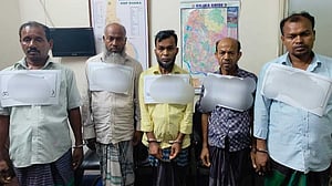 ৯ লাখ টাকা দিয়ে চিকিৎসক পেলেন গামছা মোড়ানো কাগজের পোটলা