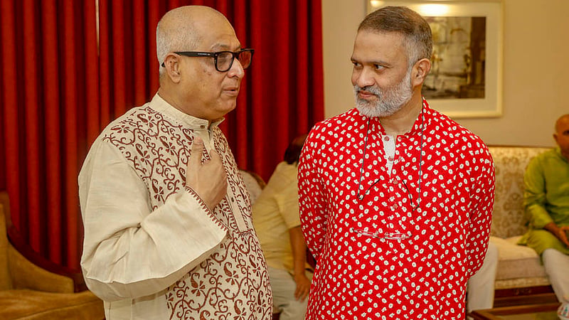 বর্ষবরণ অনুষ্ঠানে এসে বিডিনিউজ টোয়েন্টিফোর ডটকমের প্রধান সম্পাদক তৌফিক ইমরোজ খালিদীর সঙ্গে আলাপে বাংলাদেশ ক্রিকেট বোর্ডের পরিচালক নজিব আহমেদ। &amp;nbsp;&amp;nbsp;