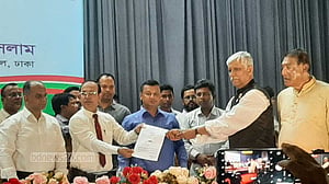 আজমতের ‘নৌকা’র বিপক্ষে রনির ‘হাতি’, জাহাঙ্গীরের মায়ের ‘টেবিল ঘড়ি’