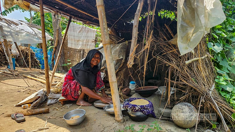 চরের বাড়িতে চুলায় রুটি সেঁকছেন সানোয়ারা খাতুন। ছবি: তারিকুল হাসান