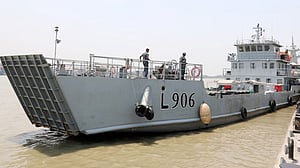 ঘূর্ণিঝড় মোখা মোকাবেলায় প্রস্তুত নৌবাহিনী