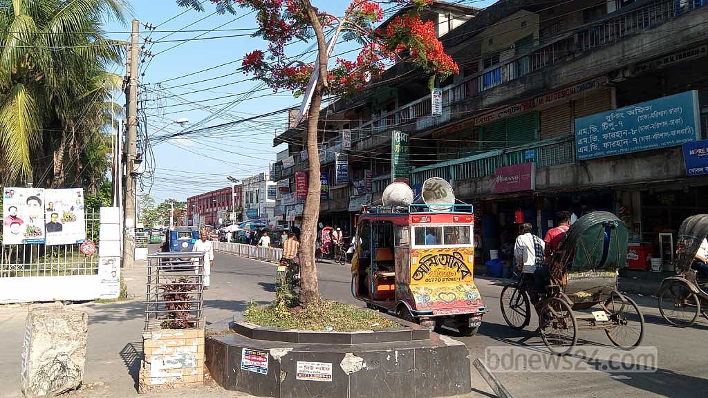 বরিশালে সম্ভাব্য প্রার্থীদের ব্যানার-পোস্টার অপসারণে মাইকিং