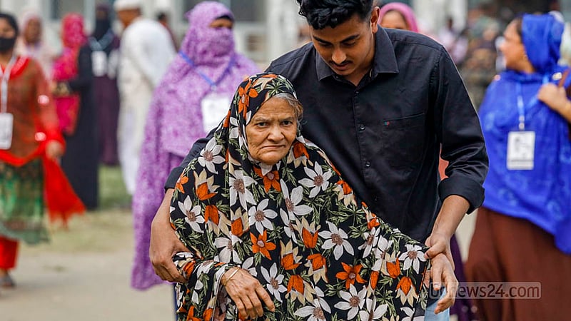 গাজীপুর সিটি করপোরেশন নির্বাচনে বৃহস্পতিবার চান্দনা উচ্চ বিদ্যালয় ও কলেজ কেন্দ্রে ভোট দিয়ে বাড়ি ফিরছেন ৯০ ঊর্ধ্ব জামেলা খাতুন। ভোট দিতে নাতি আশফাকুল ইসলাম সাকিবের সঙ্গে ভোট কেন্দ্রে আসেন তিনি। ছবি: মাহমুদ জামান অভি