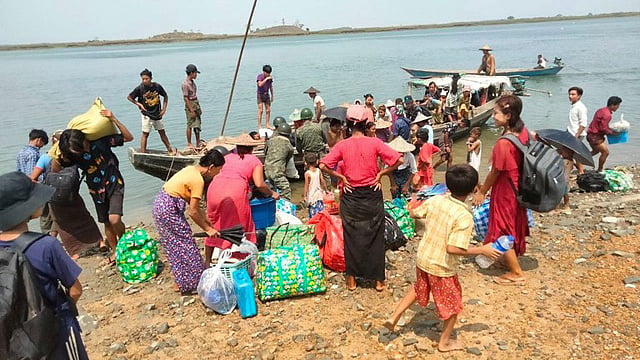 ঘূর্ণিঝড় মোখা: ঘর ছেড়েছে মিয়ানমার উপকূলের লাখো মানুষ