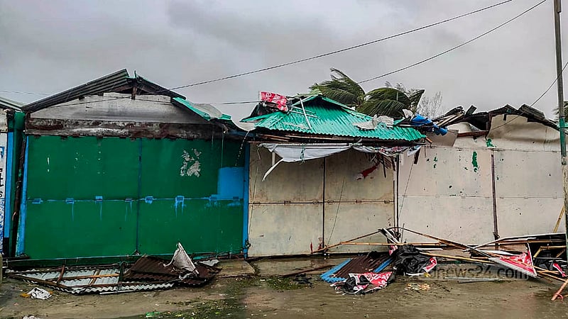 ঘূর্ণিঝড় মোখার আঘাতে সেন্ট মার্টিন দ্বীপের জেটি ঘাট এলাকায় ক্ষতিগ্রস্ত দোকানপাট।