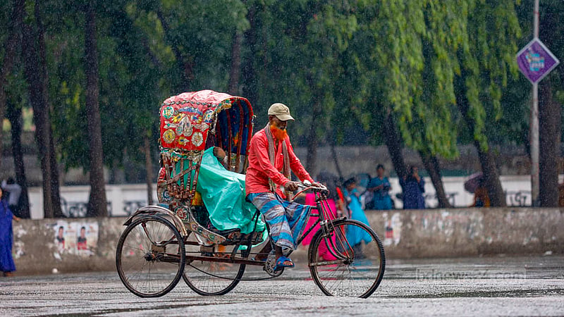 ঢাকা বিশ্ববিদ্যালয়ের টিএসসি এলাকায় বুধবার দুপুরে গুঁড়িগুঁড়ি বৃষ্টির মধ্যে যাত্রী নিয়ে এক রিকশাচালক।&amp;nbsp;ছবি: মাহমুদ জামান অভি